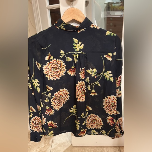 Floral blouse. - Picture 2 of 3